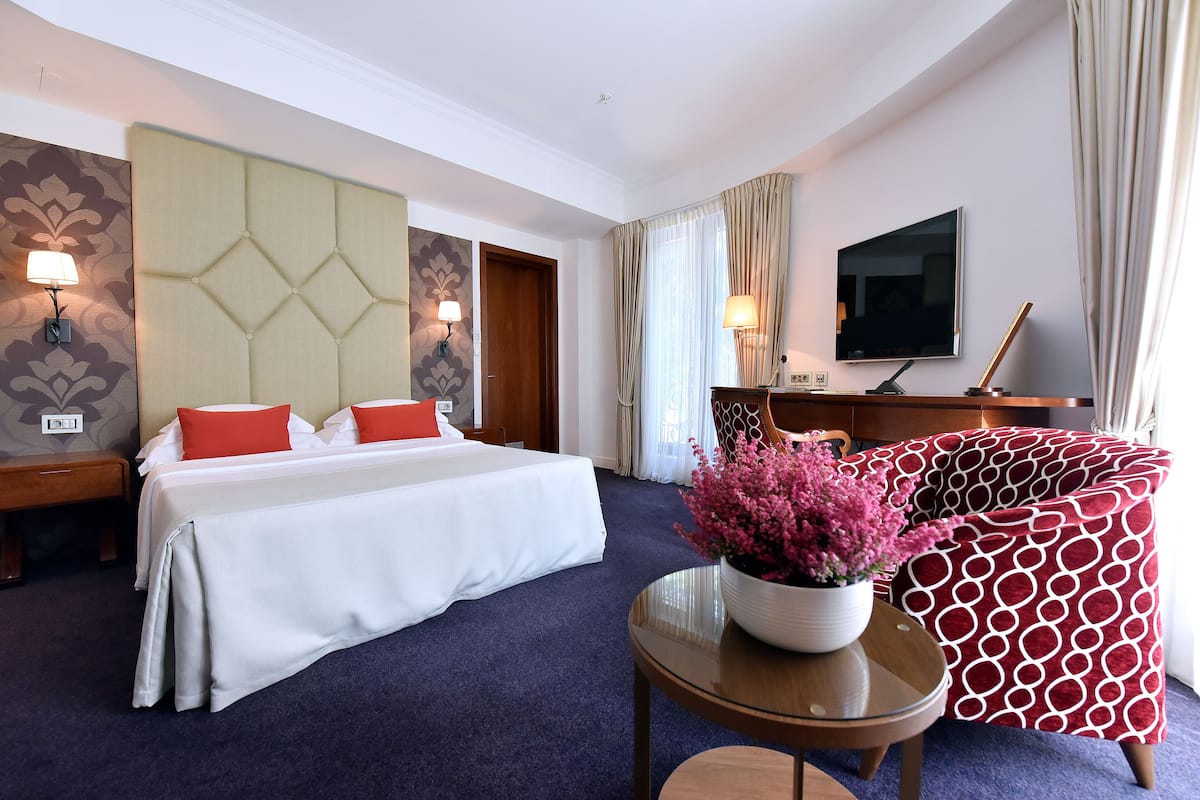 Nệm Select Comfort, minibar, két bảo mật tại phòng, bàn