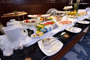 Desayuno buffet diario (EUR 15 por persona)