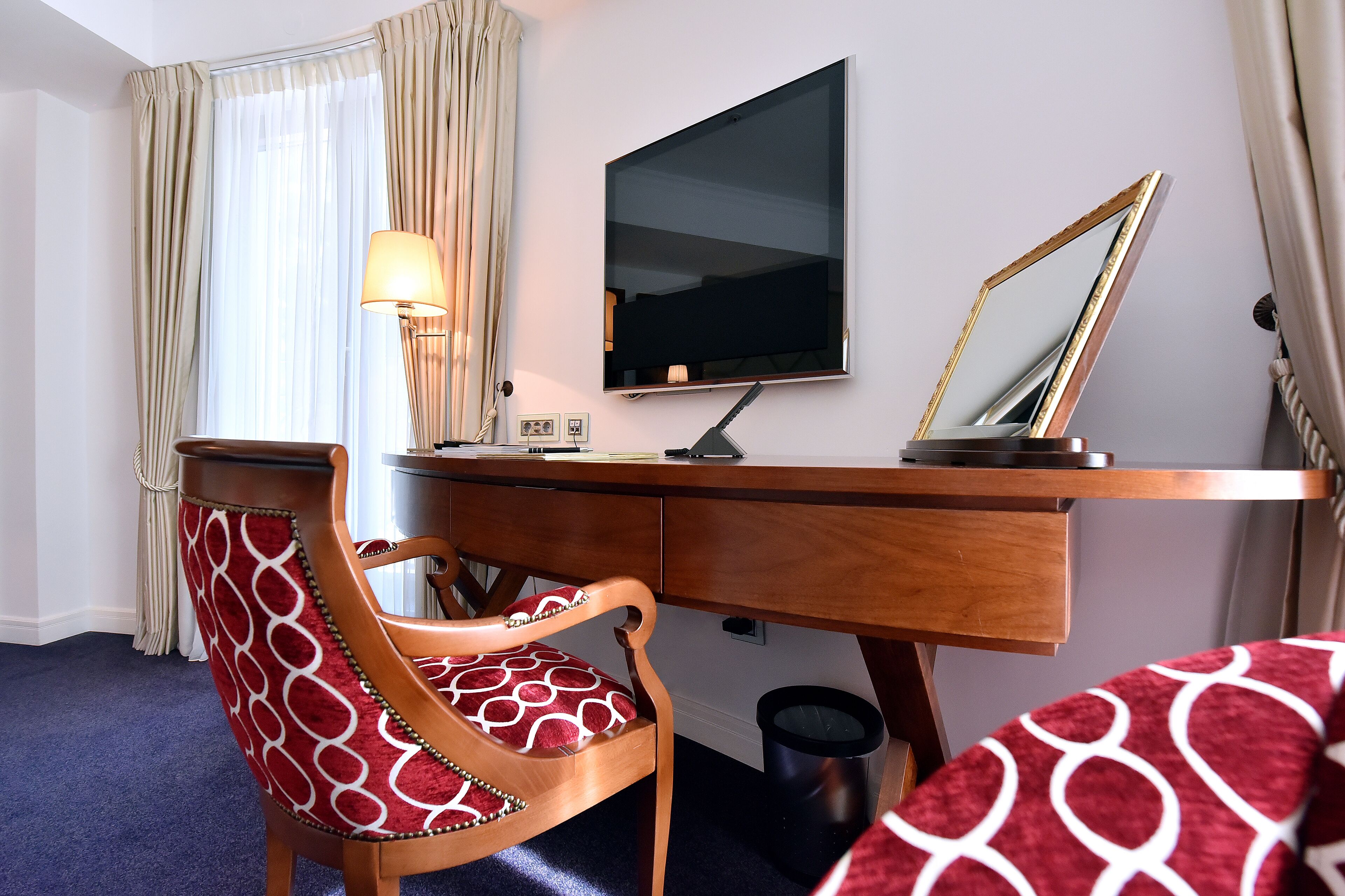 deluxe single room, garden view | select comfort beds, minibar, in-room safe, desk