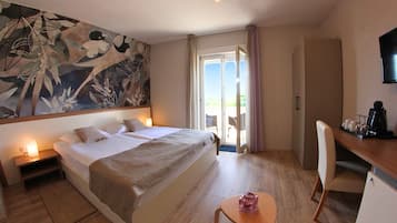 Phòng đôi phong cách cổ điển, 1 giường cỡ king, ban công, quang cảnh một góc biển | Két bảo mật tại phòng, bàn, truy cập Internet không dây miễn phí