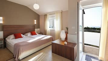 Superior-Doppelzimmer, Balkon, eingeschränkter Meerblick | Zimmersafe, Schreibtisch, kostenloses WLAN, Bettwäsche