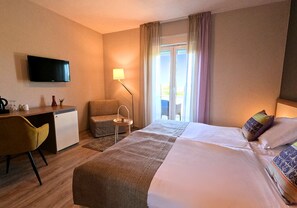 Doppia Classic, 1 letto king, balcone, vista mare parziale | Una cassaforte in camera, una scrivania, Wi-Fi gratuito, lenzuola