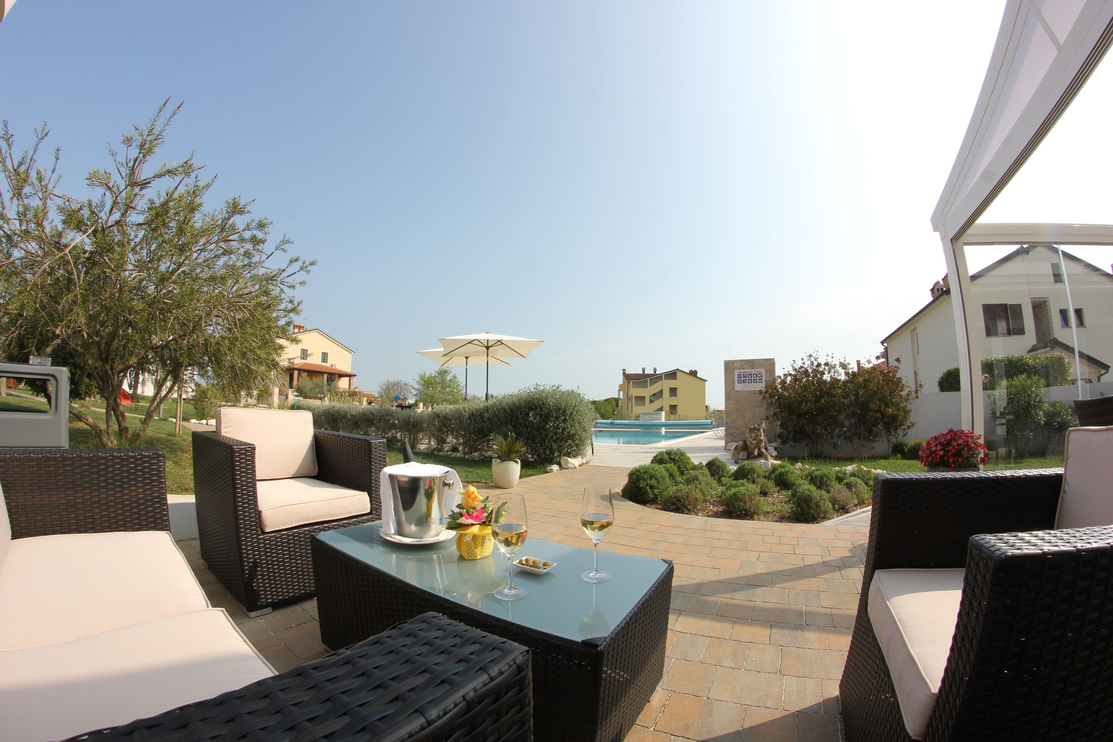 Piscina stagionale all'aperto, una piscina con cascata