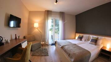 Classic-Doppelzimmer, 1 King-Bett, Balkon, eingeschränkter Meerblick