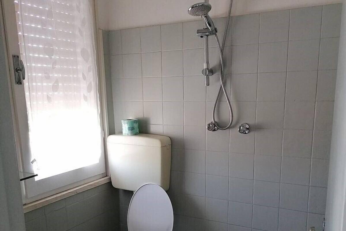 Shower, free toiletries, hair dryer, bidet