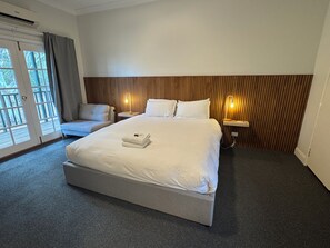 Superior Room, 1 King Bed, Non Smoking | 1 bedroom, individually decorated, individually furnished, bed sheets - Settlers House York (York)