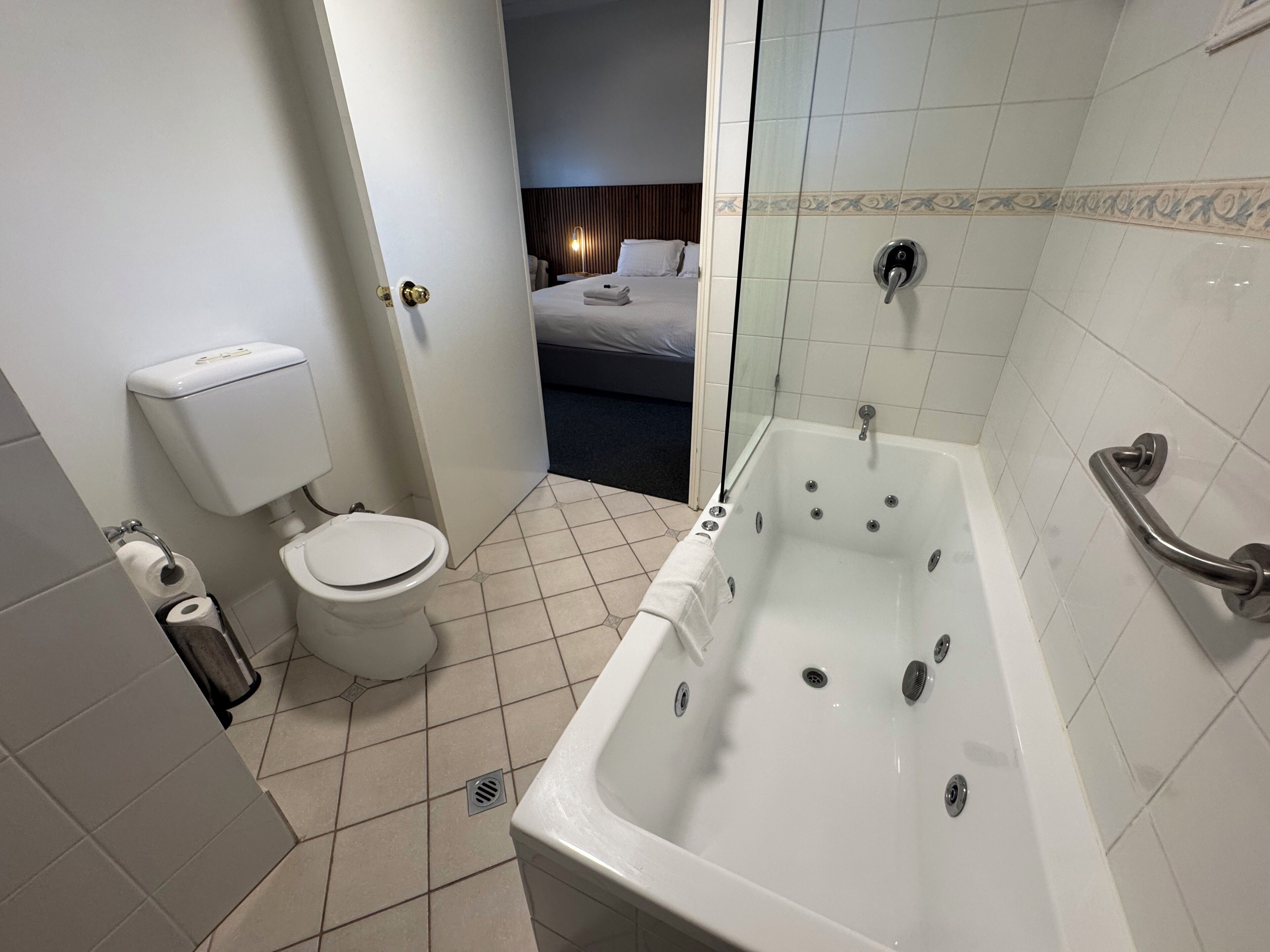 Superior Room, 1 King Bed, Non Smoking | Private spa tub