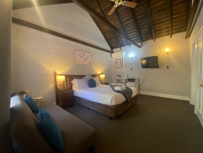 1 bedroom, individually decorated, individually furnished, bed sheets - Settlers House York (York)