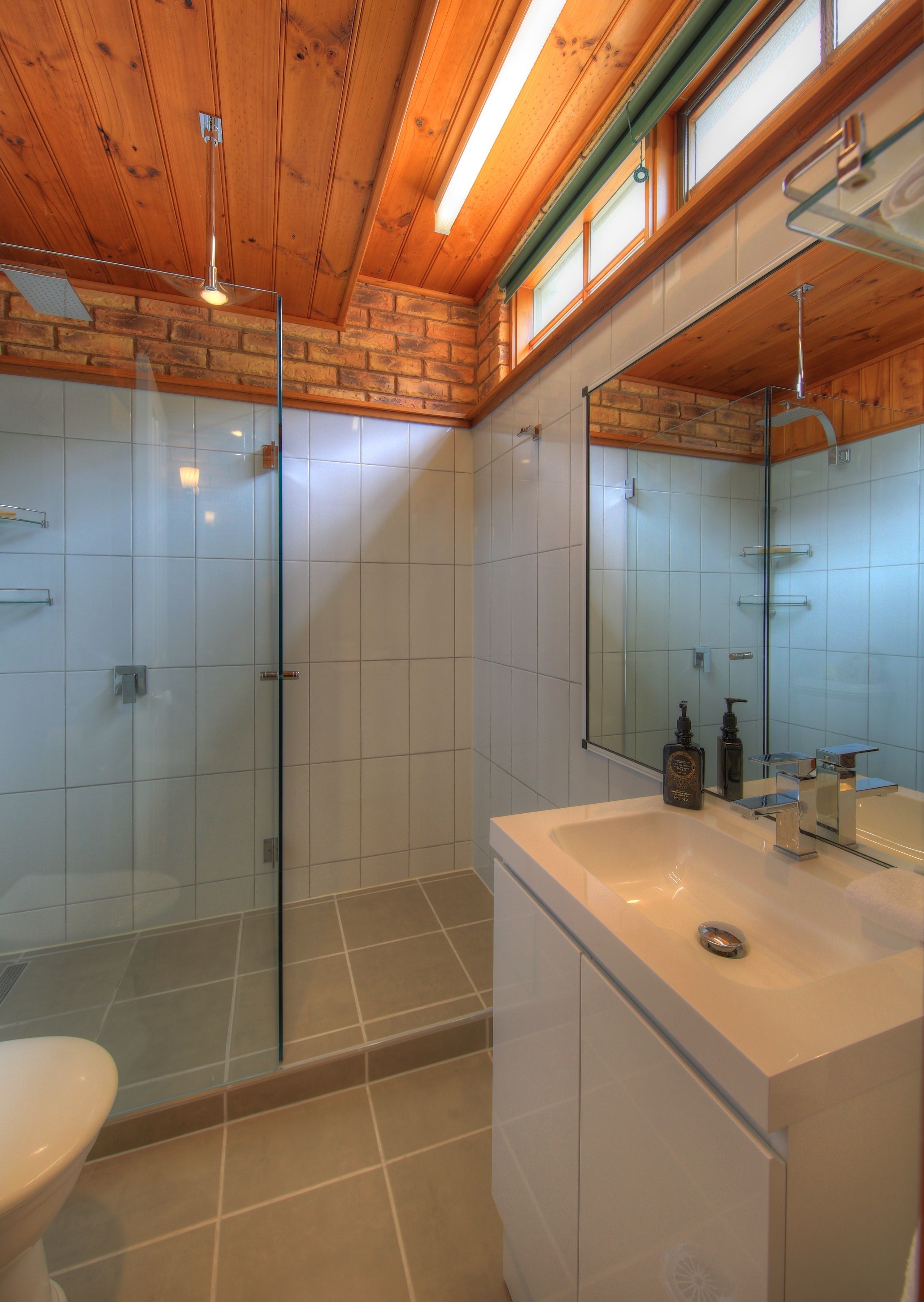 Suíte superior, 1 cama King, vista para o mar | Banheiro | Secador de cabelo, chinelos, toalhas de banho, sabonete