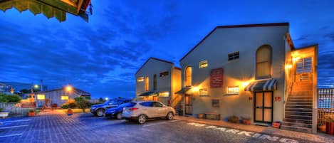 Fassade der Unterkunft – Abend/Nacht