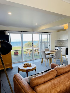 Superior studio, 1 queensize bed, uitzicht op zee | Woonruimte