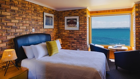 Ropa de cama de alta calidad, colchones con pillow-top y escritorio . Stanley Village Waterfront Accommodation