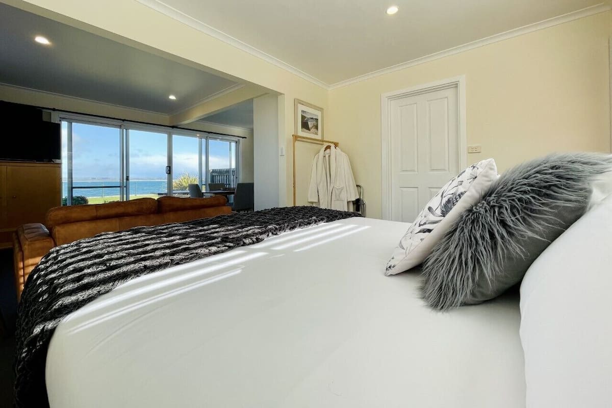 Studio supérieur, 1 grand lit, vue sur la mer | 1 chambre, literie de qualité, lit avec matelas à plateau-coussin