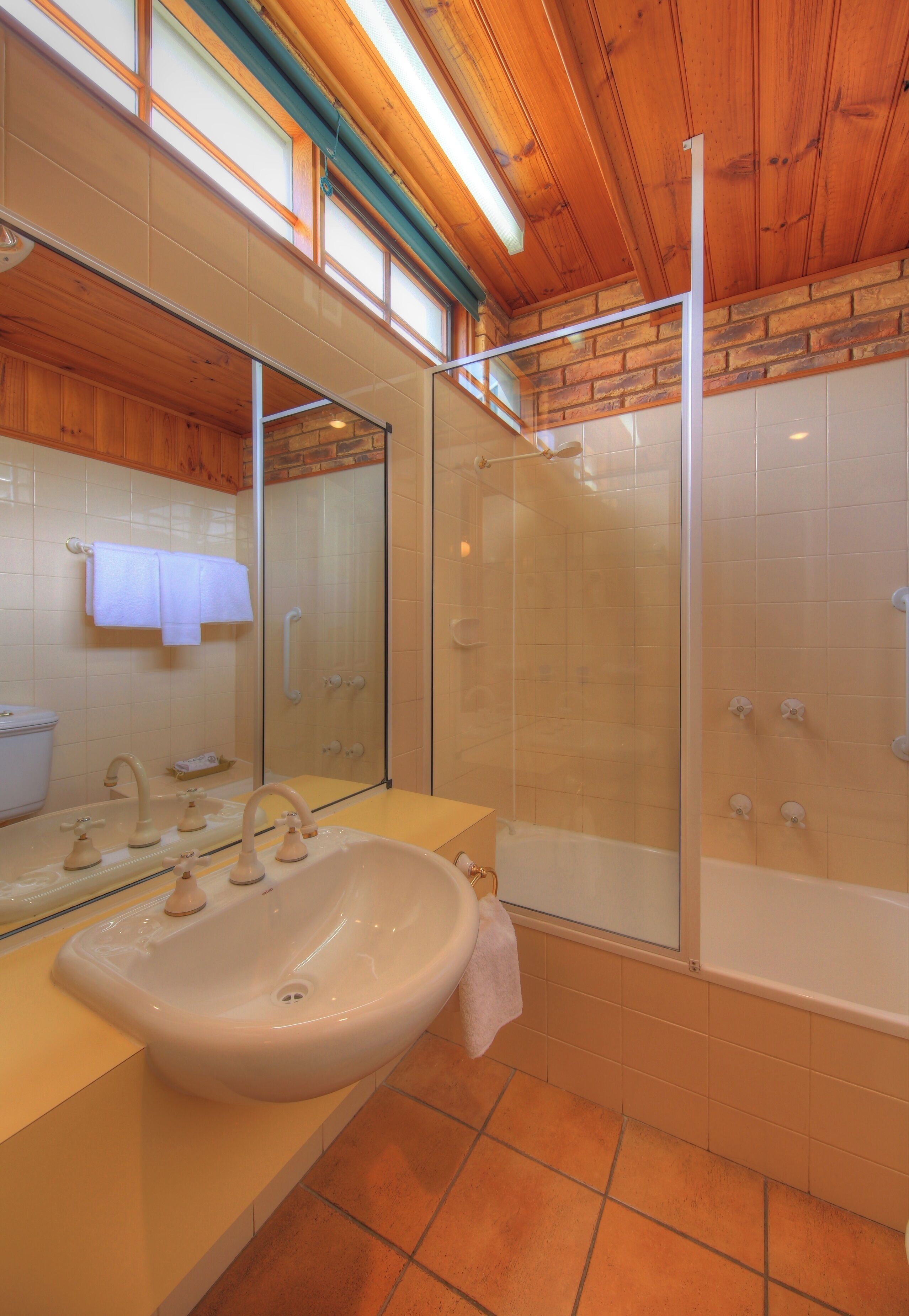 Hårføner, tøfler, håndklær og såpe