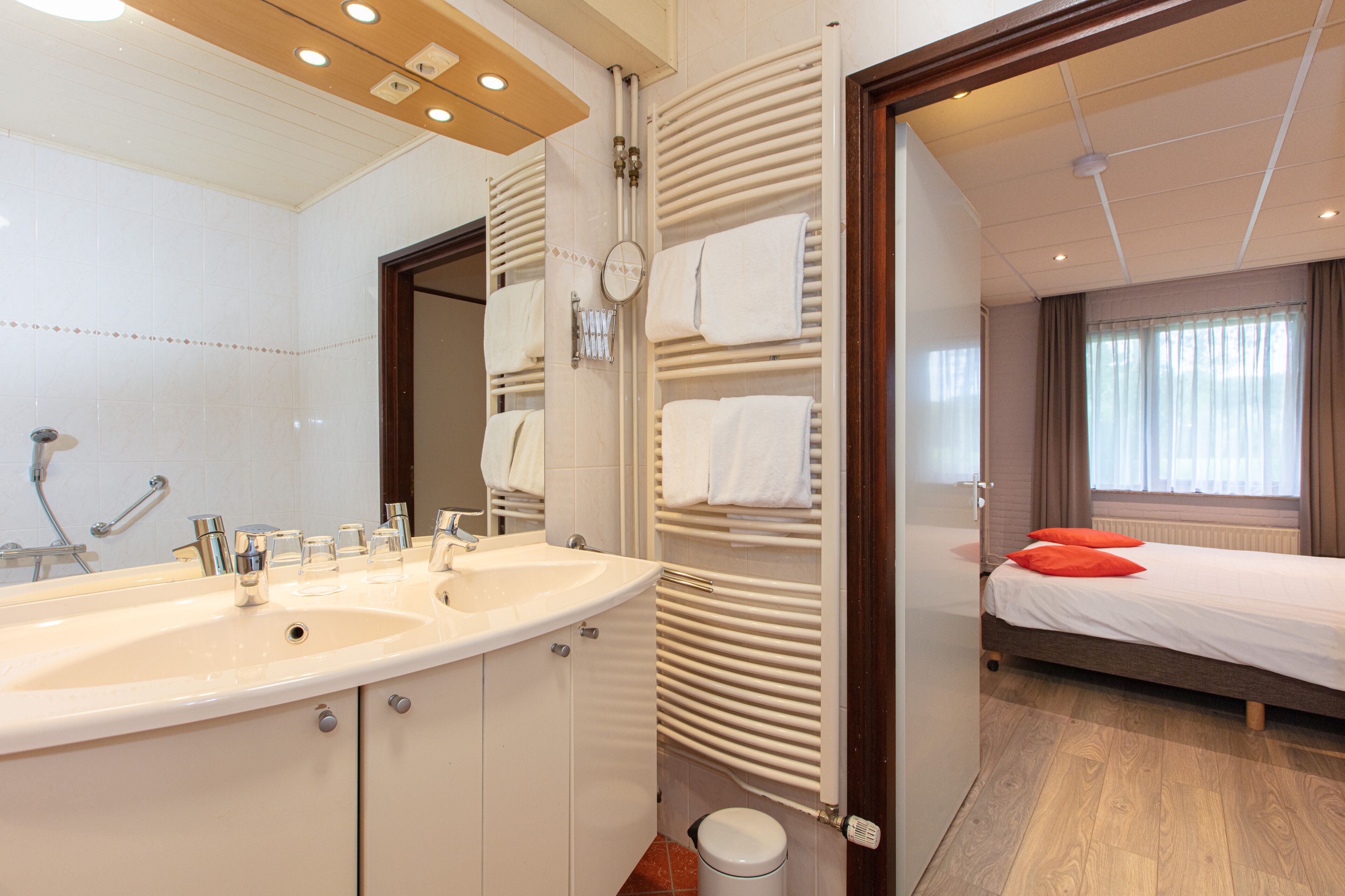 standard room (comfort) | bathroom | free toiletries, hair dryer, towels