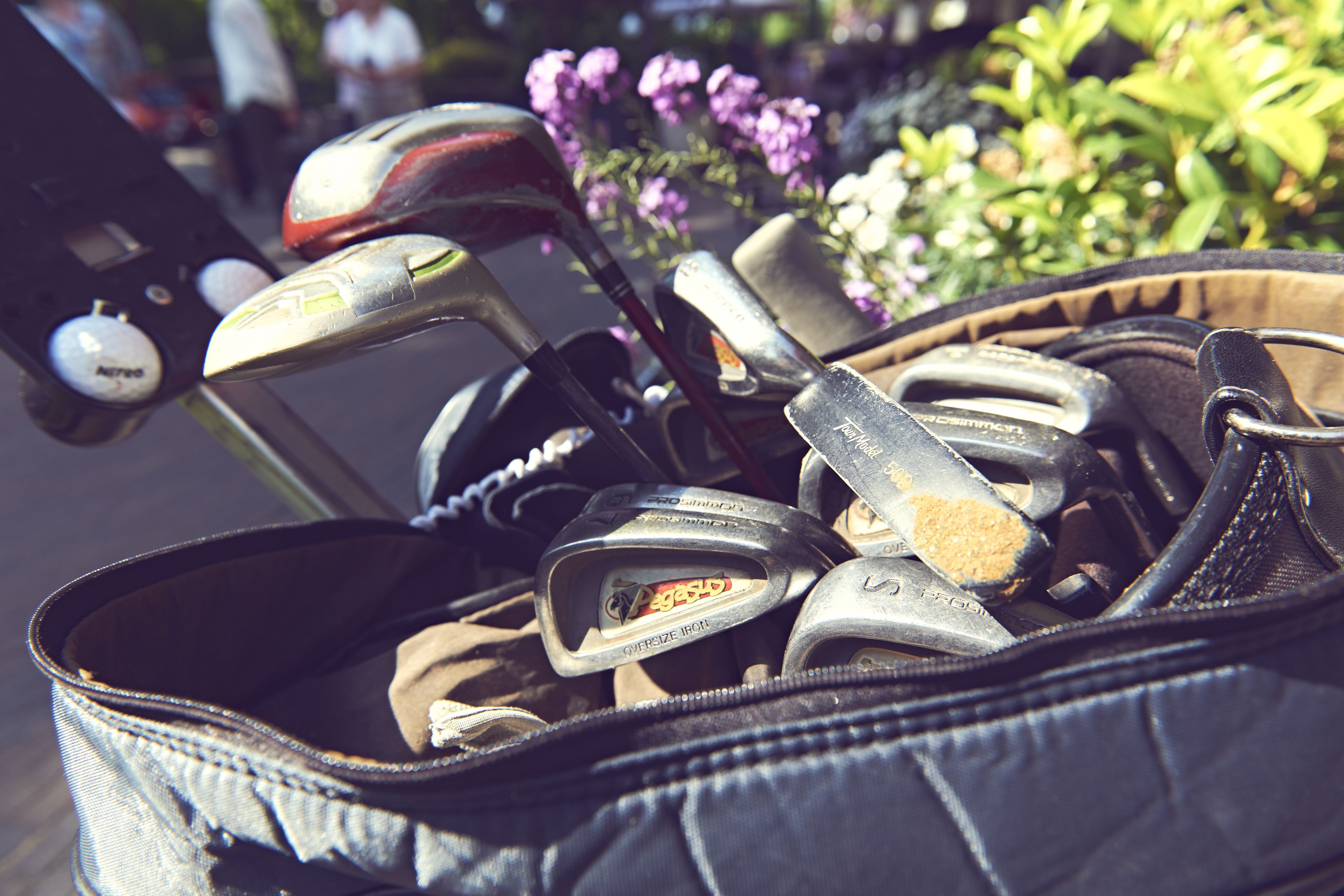 Un sac de golf rempli de clubs de golf.