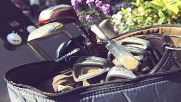 Un sac de golf rempli de clubs de golf.