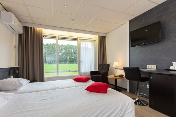 Economy Room | In-room safe, desk, laptop workspace, free WiFi - Aparthotel Delden (Delden)
