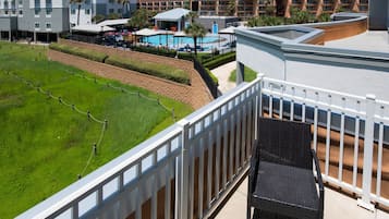 Un hotel con piscina, mobiliario exterior y vistas del paisaje circundante.