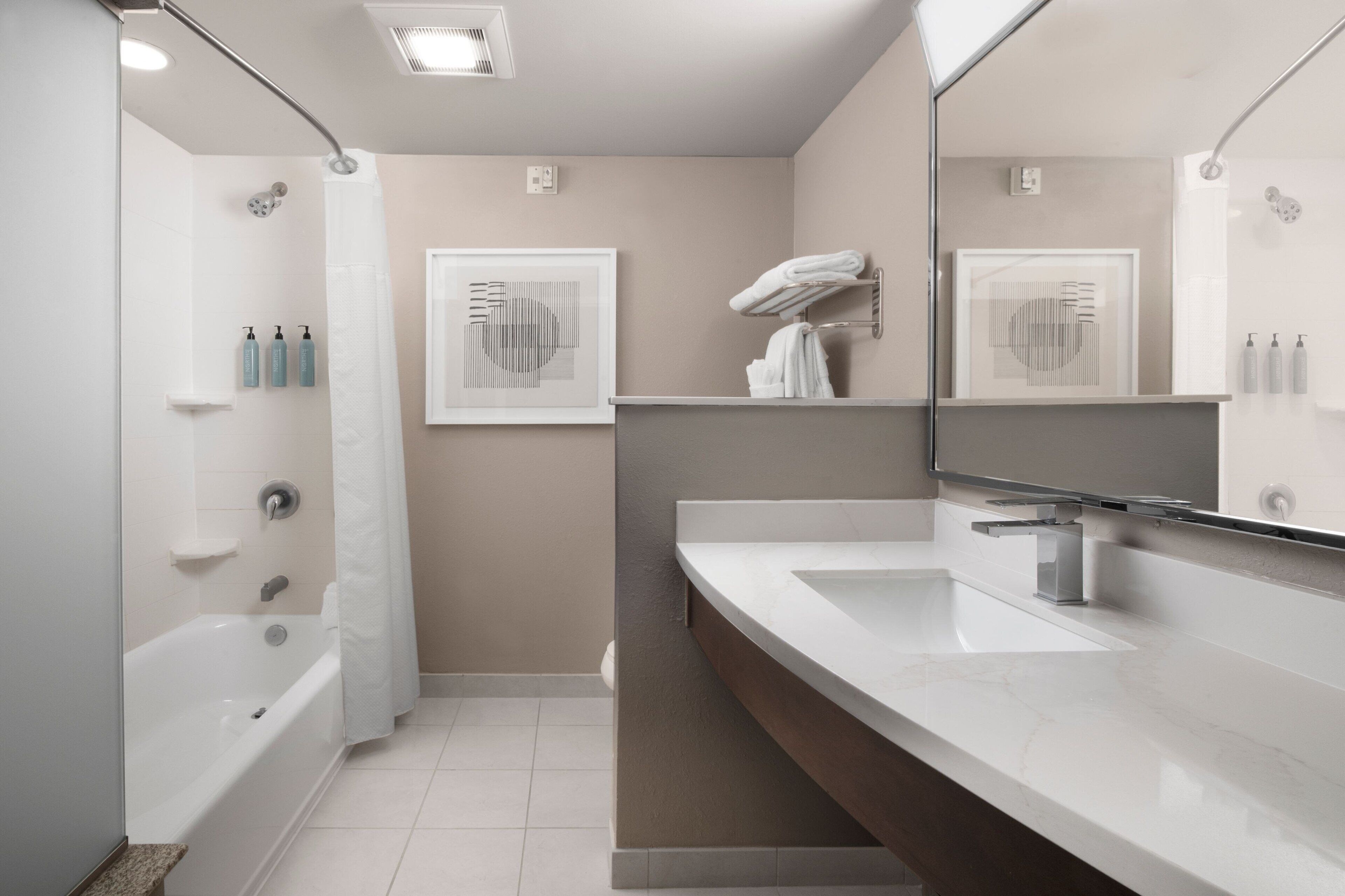 combined shower/bathtub, hair dryer, towels