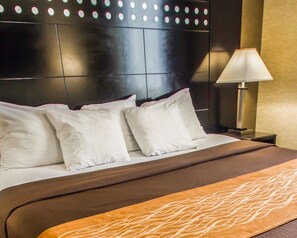 Premium bedding, pillowtop beds, in-room safe, desk - Rodeway Inn Bronx Zoo (Bronx)