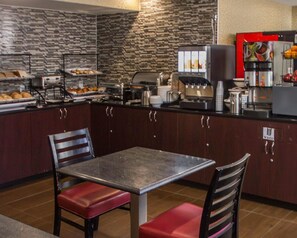 Free continental breakfast  - Rodeway Inn Bronx Zoo (Bronx)