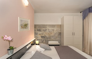 Standard Double Room | Desk, laptop workspace, blackout drapes, iron/ironing board - Hotel Amalfitana (Pisa)