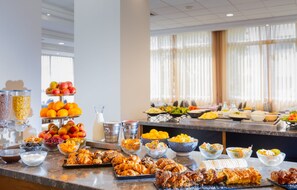 Petit déjeuner buffet servi tous les jours en supplément