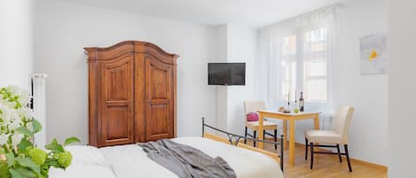 Apartment | Iron/ironing board, free cribs/infant beds, free WiFi, bed sheets