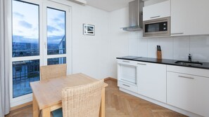 Apartemen | Dapur pribadi | Lemari es, microwave, kompor, dan mesin pencuci piring