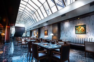 Breakfast, lunch, dinner served; international cuisine 