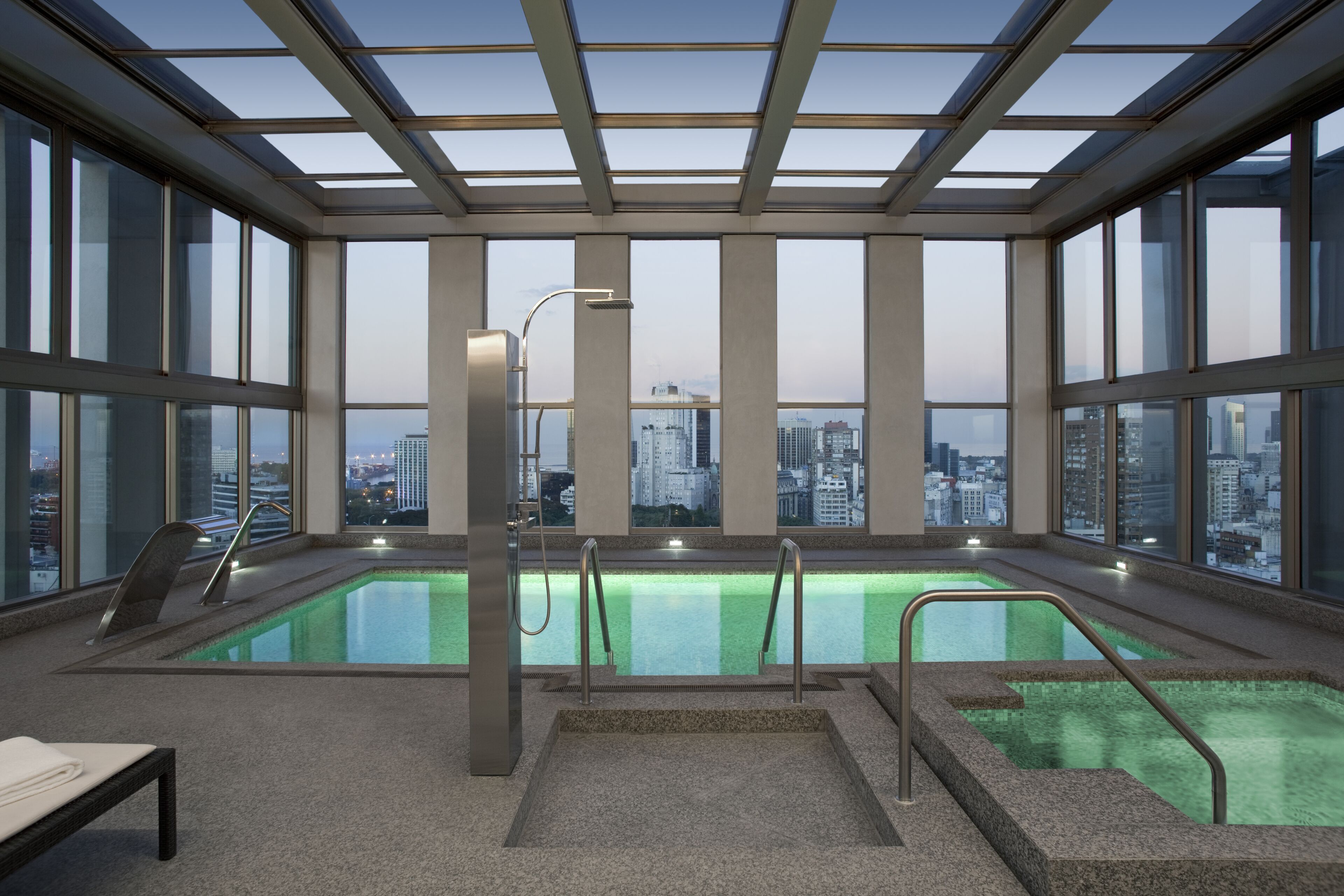 Piscina coperta, ombrelloni da piscina, servizio di salvamento in loco