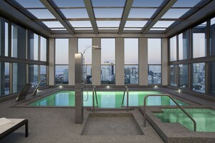 Piscina interna, guarda-sóis, salva-vidas no local