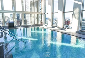 Una piscina techada, sombrillas, guardavidas en la propiedad