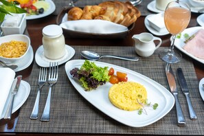 Desayuno continental diario (USD 30 por persona)