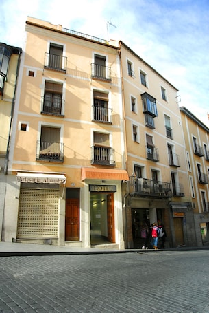 Property entrance. Hotel BESTPRICE Toledo