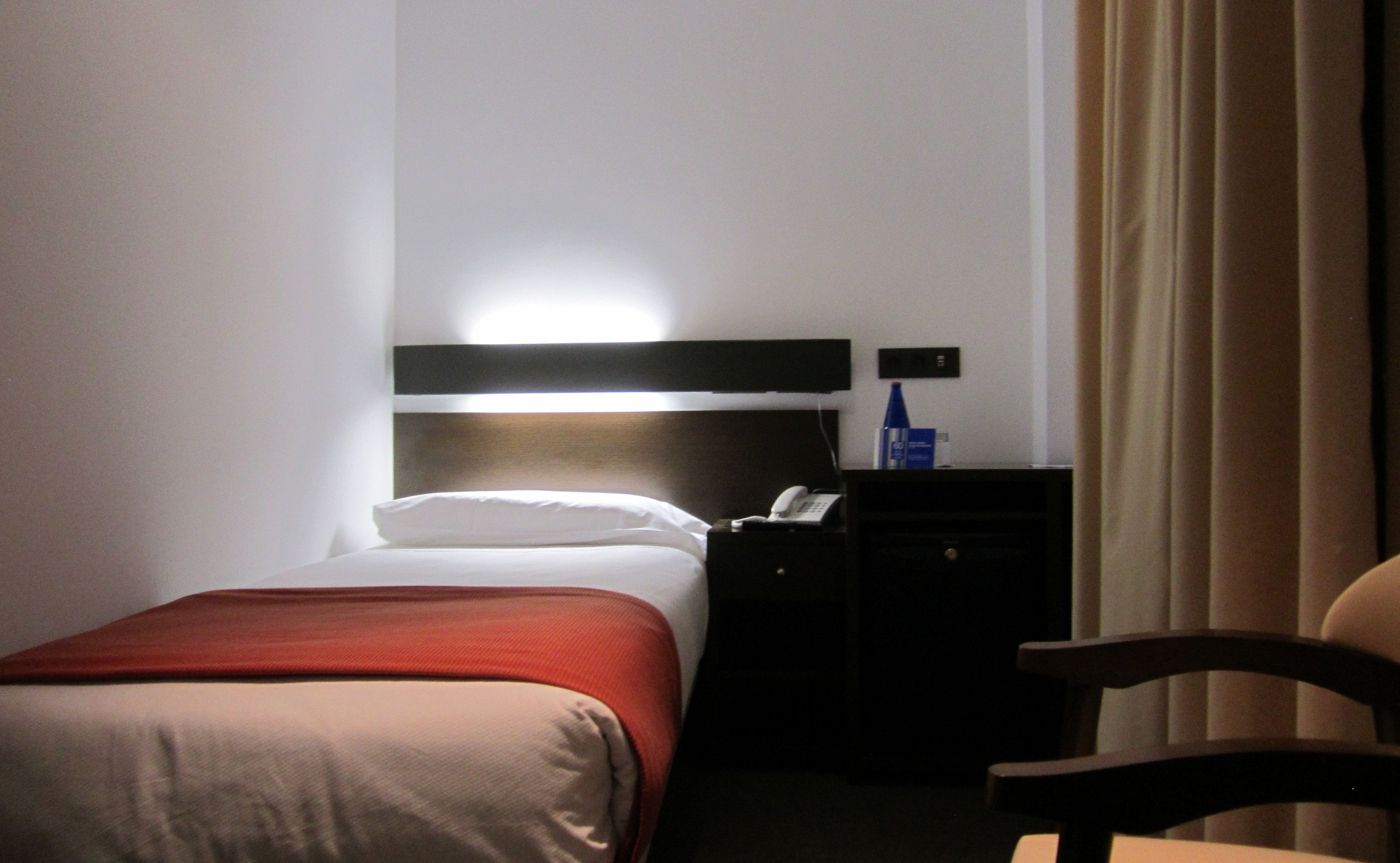 single room | minibar, in-room safe, desk, iron/ironing board