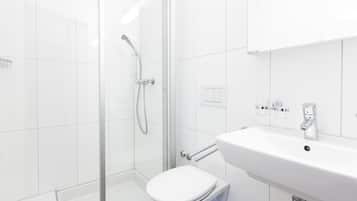 Dusche, kostenlose Toilettenartikel, Haartrockner, Handtücher