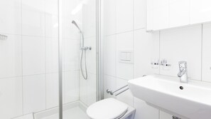 Chuveiro, produtos de toalete grátis, secador de cabelo 