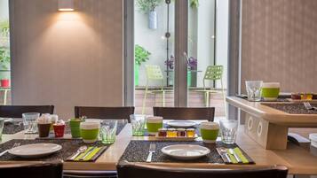 Petit déjeuner buffet (15 EUR par personne)