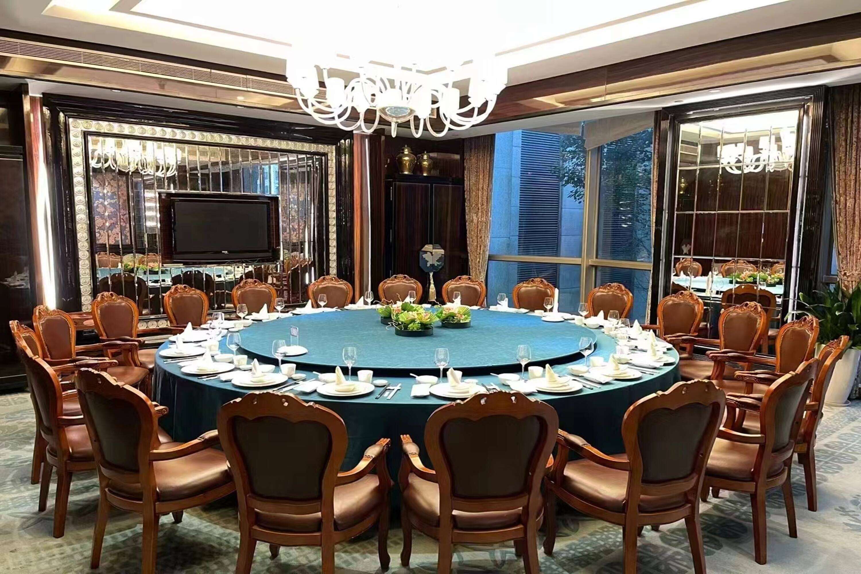 breakfast, lunch and dinner served