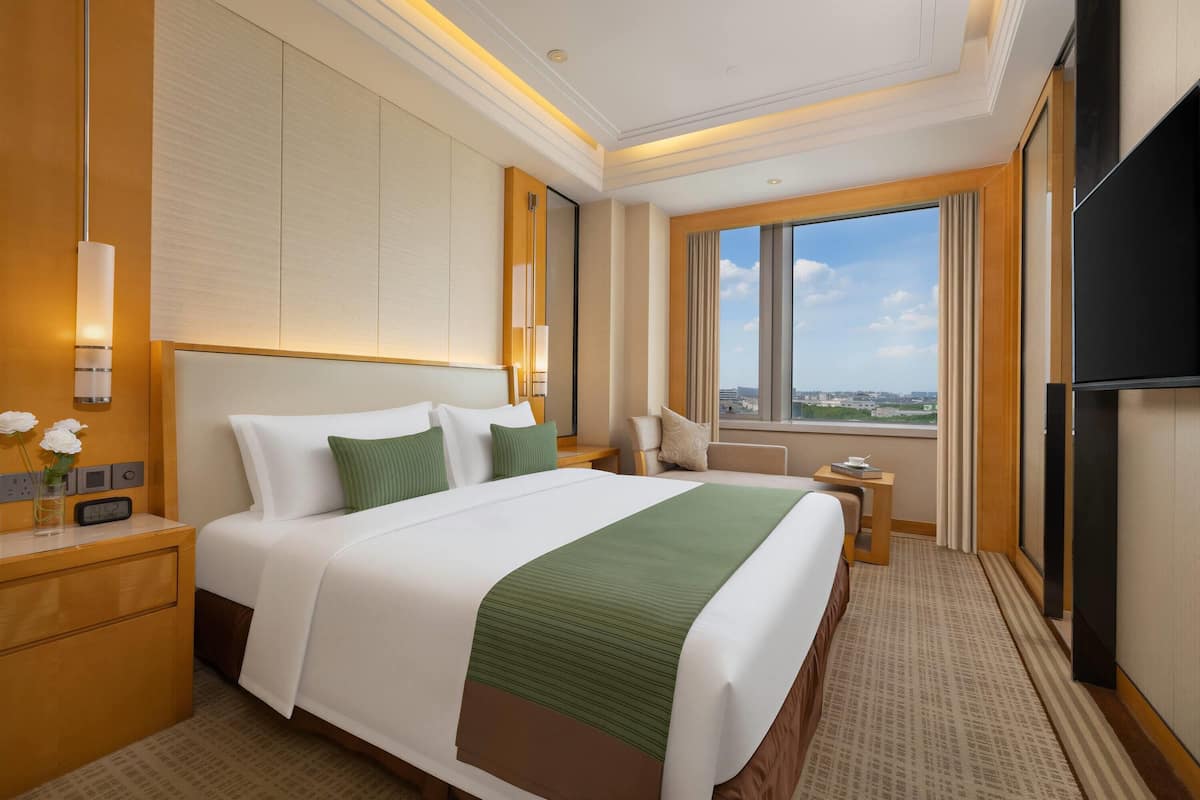 Business Room, 1 King Bed, Non Smoking | In-room safe, desk, laptop workspace, blackout drapes