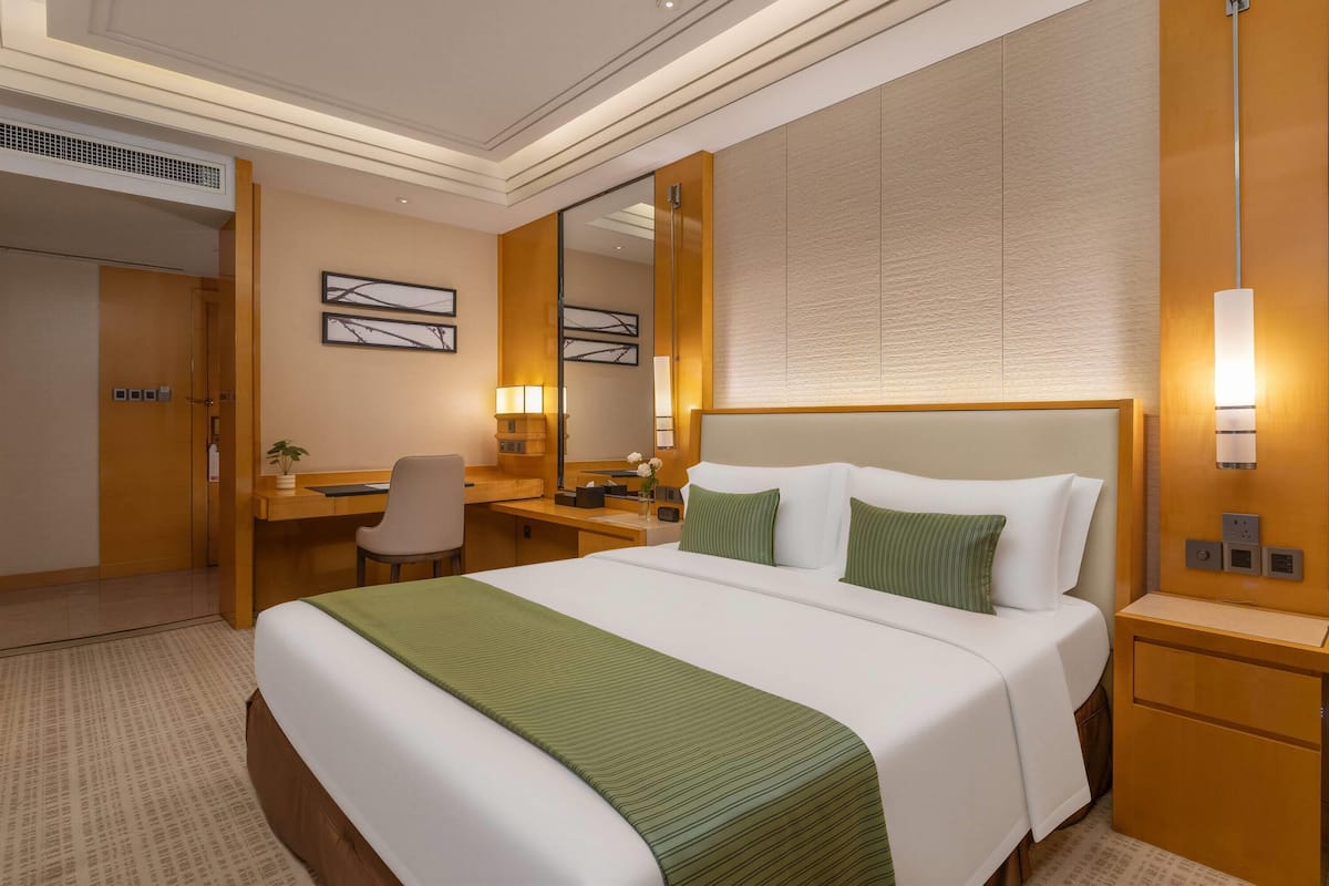 Business Room, 1 King Bed, Smoking | In-room safe, desk, laptop workspace, blackout drapes