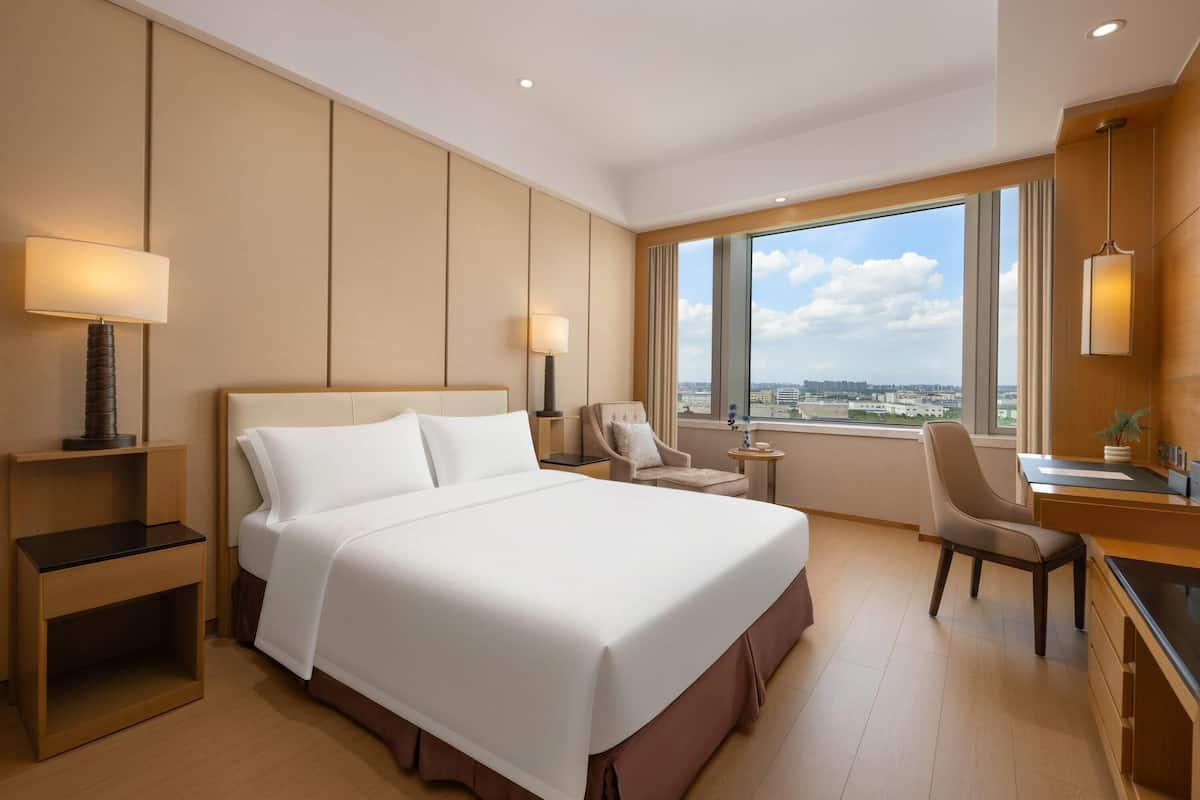 Superior Room, 1 Queen Bed, Smoking | In-room safe, desk, laptop workspace, blackout drapes