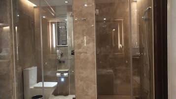 Douche, articles de toilette gratuits, sèche-cheveux, chaussons