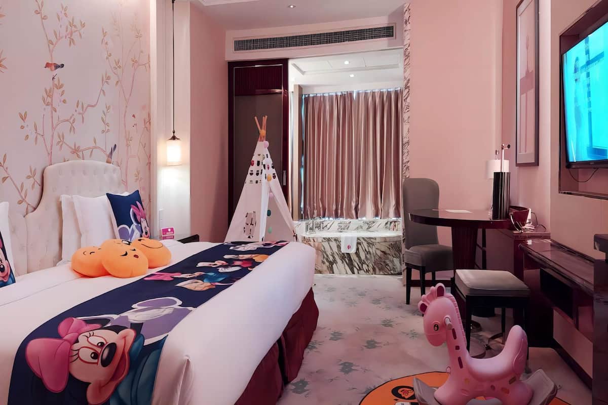 Room, 1 King Bed, Non Smoking | In-room safe, desk, laptop workspace, blackout drapes