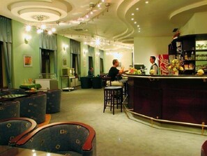 Eine Bar mit Sitzgelegenheiten, einer Theke und einem Barista, der ein Getränk zubereitet.