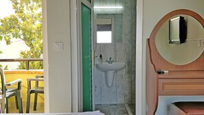 Blackout drapes, WiFi (free), bed sheets - Bade Hotel (Kemer)