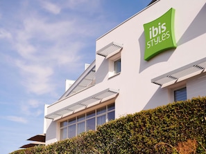 A modern building with a sign reading 'ibis Styles' on the facade. - ibis Styles Vannes Porte du Golfe (Vannes)