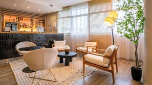 Bar (on property) - Kyriad Prestige Vannes Centre - Palais Des Arts (Vannes)